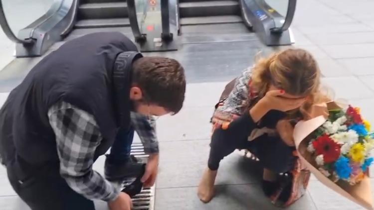 Az daha düşecektim! Ayakkabısının topuğu mazgala takıldı