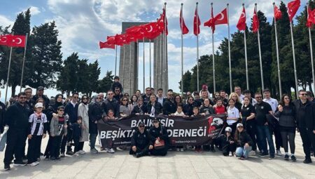 Beşiktaş taraftarları Çanakkale Şehitler Abidesi’ni ziyaret etti