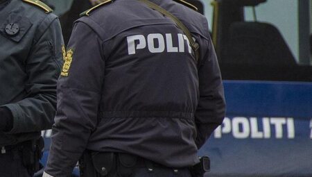 Denetimden çıkan araç kalabalığa daldı: Yaralılar var