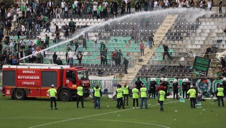 Denizlispor birinci kere amatöre düştü, taraftar stadı yaktı!