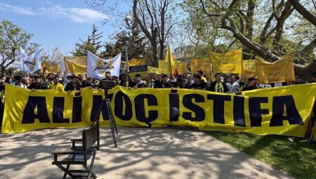Fenerbahçe taraftarından lider Ali Koç ve idareye istifa daveti