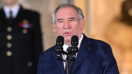 Fransa Başbakanı Bayrou’dan bir gencin namaz kılarken öldürülmesine reaksiyon