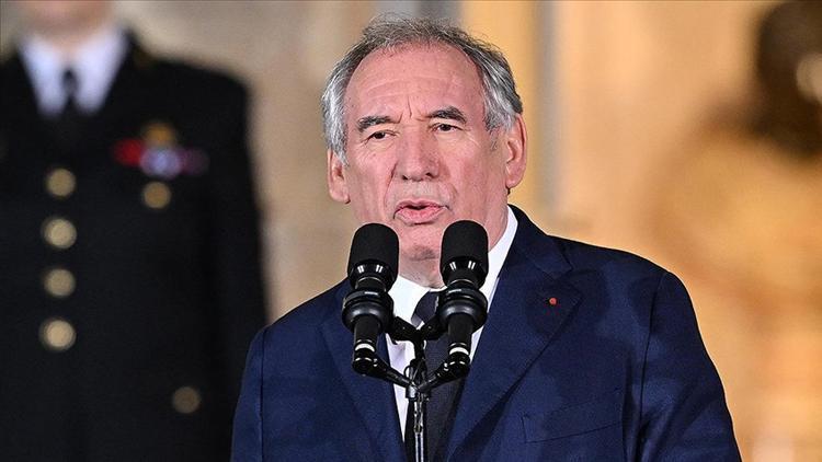 Fransa Başbakanı Bayrou’dan bir gencin namaz kılarken öldürülmesine reaksiyon