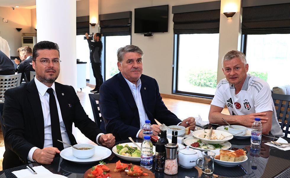 Lider Serdal Adalı’dan futbol kadrosuna ziyaret!