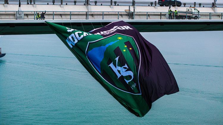 Osmangazi Köprüsü’ne dev şampiyon Kocaelispor bayrağı asıldı!