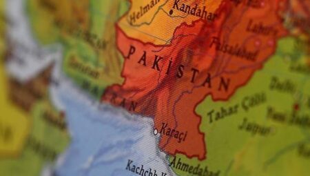 Pakistan’da petrol tankeri patladı: 2 meyyit, 56 yaralı