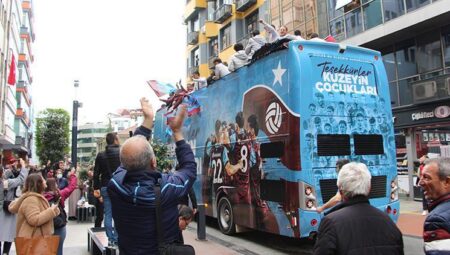 Trabzonspor U19 grubu, Avrupa ikinciliğini taraftarıyla kutladı