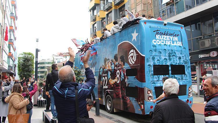 Trabzonspor U19 grubu, Avrupa ikinciliğini taraftarıyla kutladı