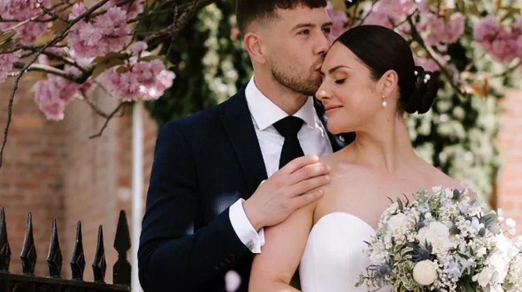 12 yaşından beri tıpkı dizide oynuyordu… Ünlü oyuncu öğretmen sevgilisiyle evlendi… Damat heyecandan ismini bile unuttu