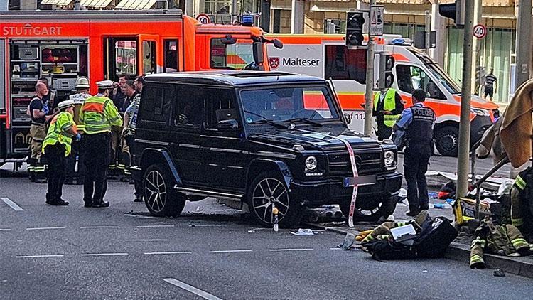 Almanya’nın Stuttgart kentinde bir araç kalabalığın ortasına daldı