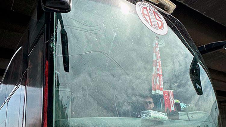 Antalyaspor U17 ekibine taşlı saldırı!