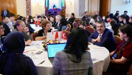 Bakan Tekin öğrenci çalıştayına katıldı