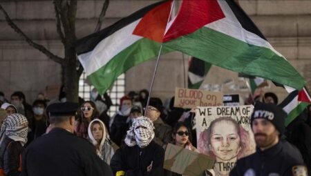 Columbia Üniversitesi’ndeki Filistin’e dayanak protestosunda onlarca öğrenci gözaltına alındı