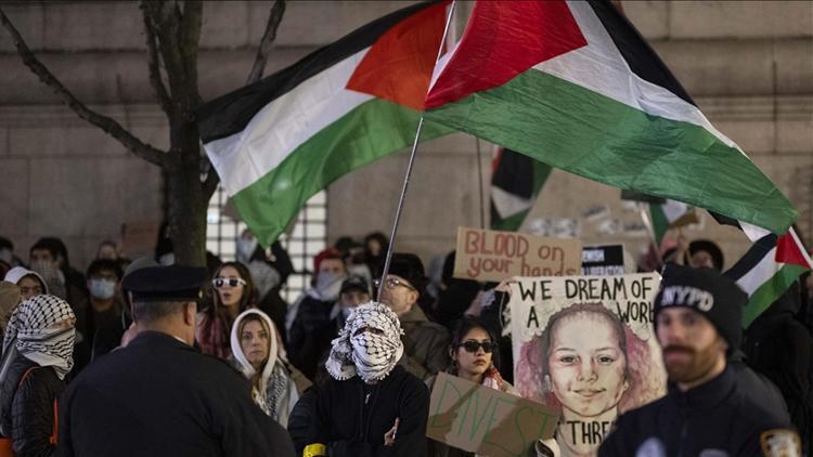 Columbia Üniversitesi’ndeki Filistin’e dayanak protestosunda onlarca öğrenci gözaltına alındı
