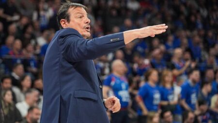 Ergin Ataman ile Anadolu Efes tribünleri ortasında gerginlik!