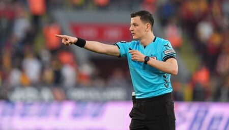 Galatasaray – Sivasspor maçında farklı anlar: VAR ile hakem Ozan Ergün ortasında uyuşmazlık