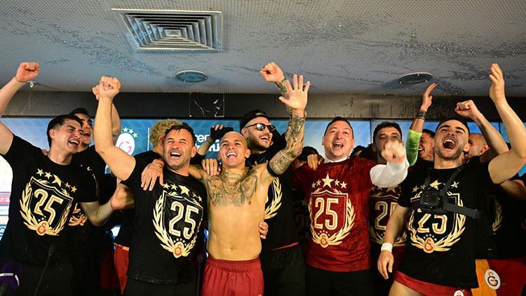 Galatasaraylı futbolculardan Okan Buruk’un basın toplantısına baskın!
