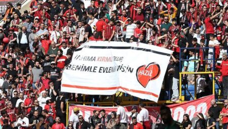 Gençlerbirliği tribününde sürpriz evlilik teklifi!
