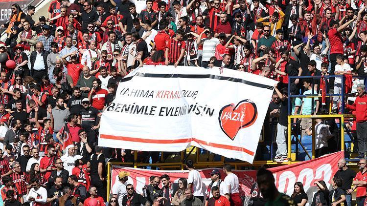 Gençlerbirliği tribününde sürpriz evlilik teklifi!