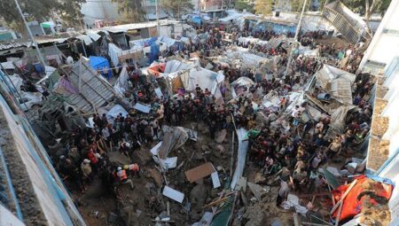 İsrail’in Gazze’de bir okula düzenlediği hücumda birçok çocuk 17 kişi hayatını kaybetti