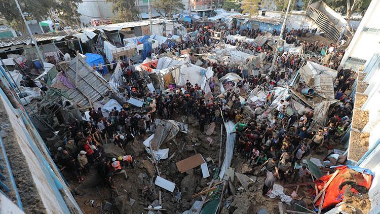 İsrail’in Gazze’de bir okula düzenlediği hücumda birçok çocuk 17 kişi hayatını kaybetti