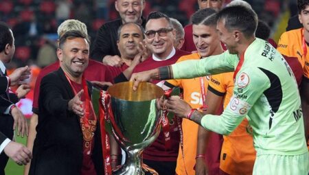 Okan Buruk 2. sefer kupayı aldı, efsaneler ortasına girdi!