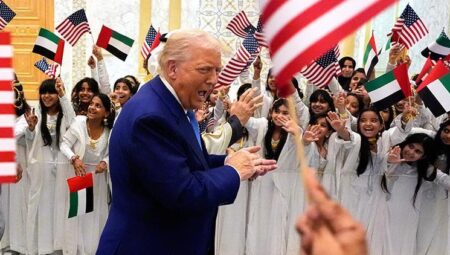 Trump için düzenlenen karşılama merasimi dünya gündemine oturdu: BAE’li çocuklardan ‘Al Ayyala’ performansı