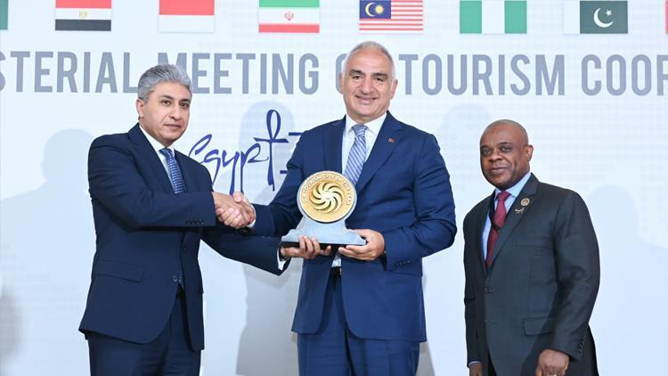 Turizm Bakanı Ersoy D-8 toplantısı için Kahire’ye gitti: Antalya 2025 Yılı Turizm Kenti seçildi