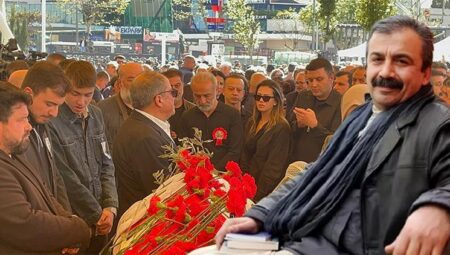 Ünlü isimlerden Sırrı Süreyya Öncü’ye veda! Dostları onu yalnız bırakmadı…