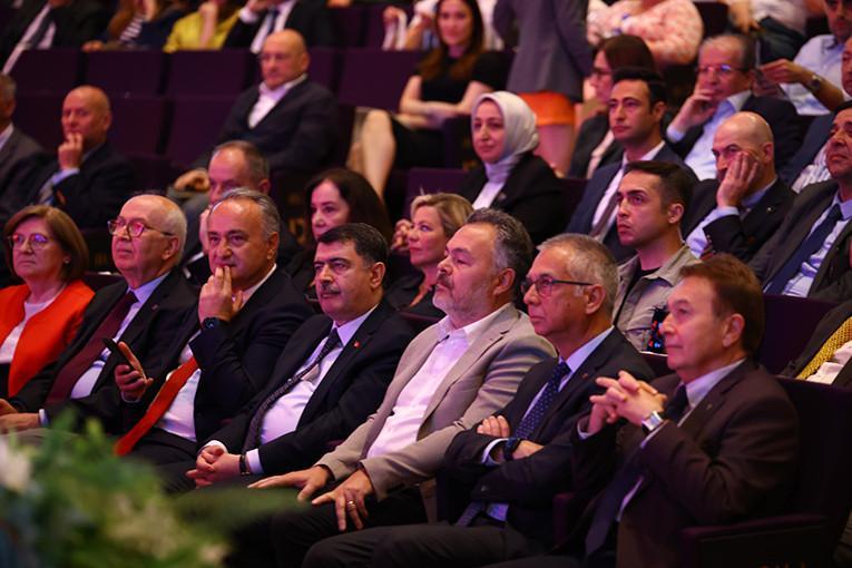 Dijital çağda eğitim yine şekilleniyor… ‘Geleceği inşa etmek artık bir sorumluluk’