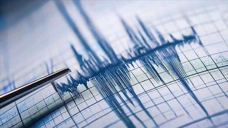 Endonezya’da zelzele oldu: En az 100 mesken hasar aldı