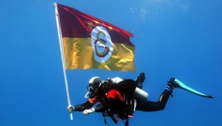 Galatasaray’ın şampiyonluğunu deniz tabanında kutladılar