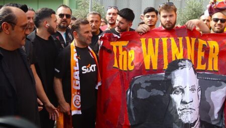 Şampiyon Galatasaray, İzmir’de coşkuyla karşılandı!