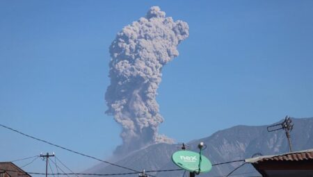2023’ten bu yana 445 sefer patlamıştı: Endonezya’nın Merapi Yanardağı kül püskürttü