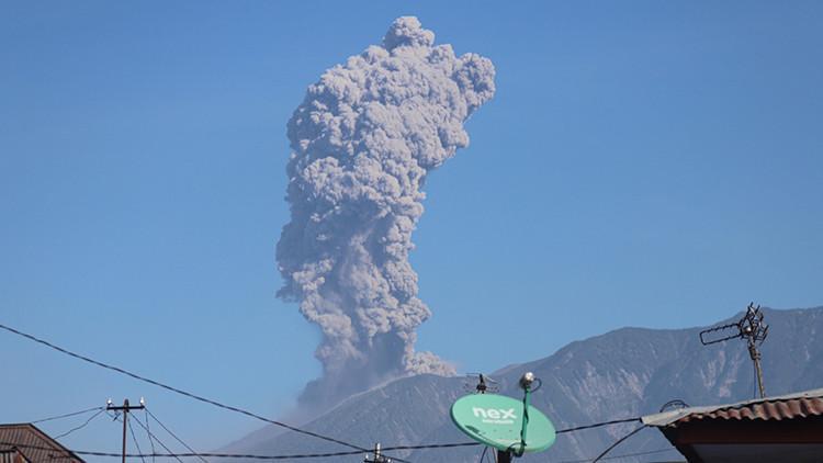 2023’ten bu yana 445 sefer patlamıştı: Endonezya’nın Merapi Yanardağı kül püskürttü