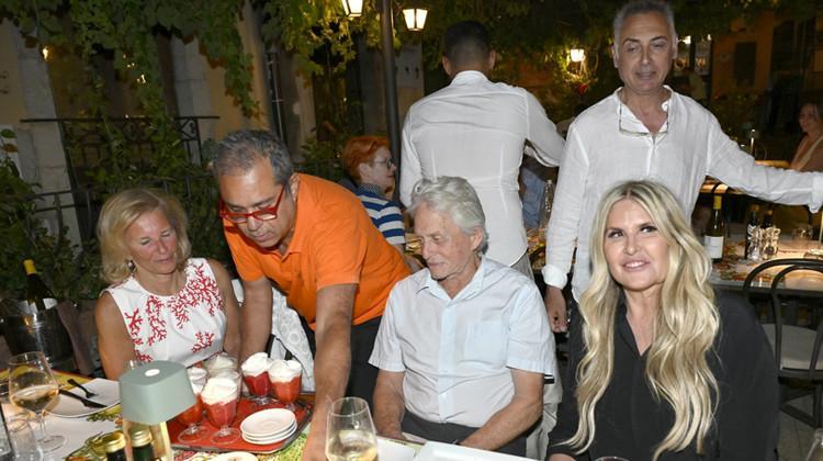 25 yıllık evli çift farklı hayatlar yaşıyor… Tekrar yanında karısı yok… Diğerleriyle yiyip içiyor!