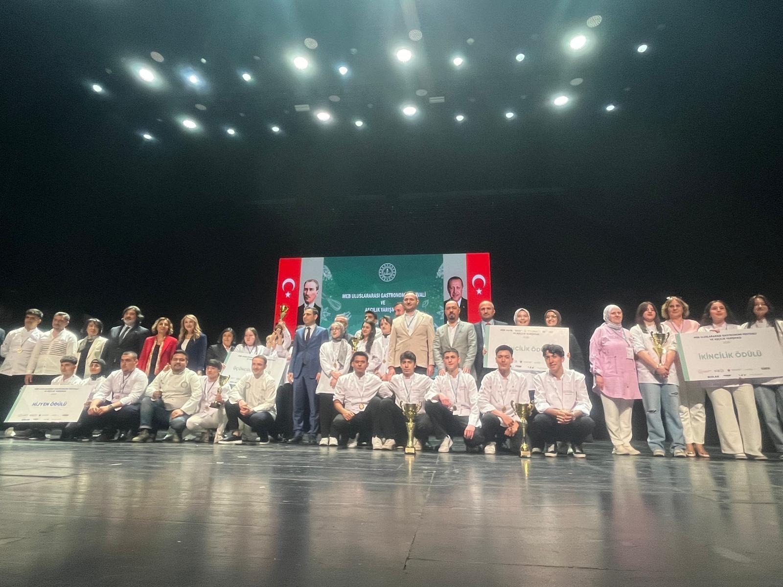 Aşçılık öğrencileri yarıştı…Birinciliği kırmızı pancarlı, cevizli tarhana aldı