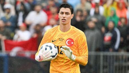 Berke Özer, transfer savlarını yanıtladı: ‘Sözleşmeli oyuncuyum karar kulübümün’