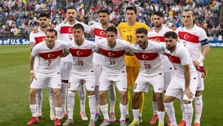 Birinci ulusal maçına çıkan Berke Özer ve Mustafa Eskihellaç’ın memnunluğu