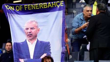 Fenerbahçe tribünlerindeki İsmail Kartal pankatına müdahale! Güvenlik vazifelileri kaldırdı