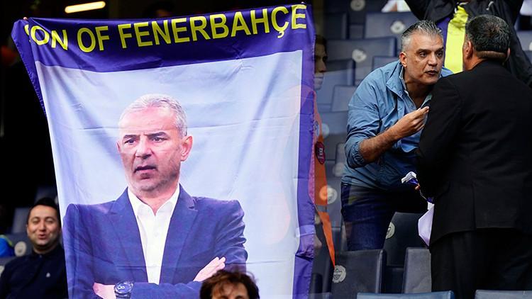 Fenerbahçe tribünlerindeki İsmail Kartal pankatına müdahale! Güvenlik vazifelileri kaldırdı