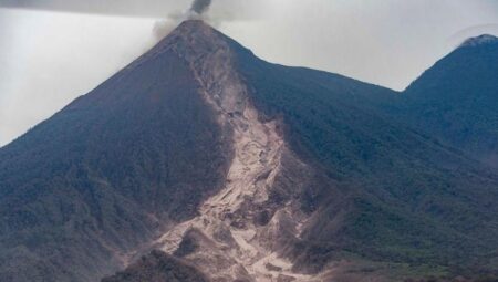 Fuego Yanardağı patladı! Halk tahliye edildi, eğitime orta verildi
