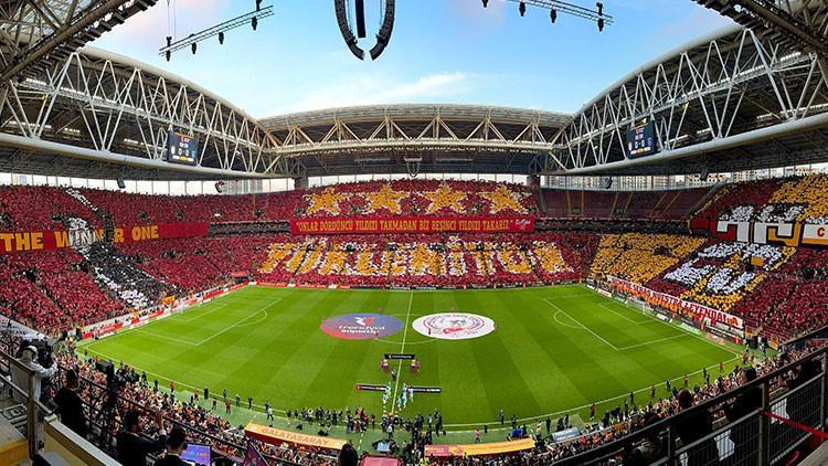 Galatasaray tribünlerinden Jose Mourinho’ya ve Fenerbahçe’ye göndermeli koreografi!