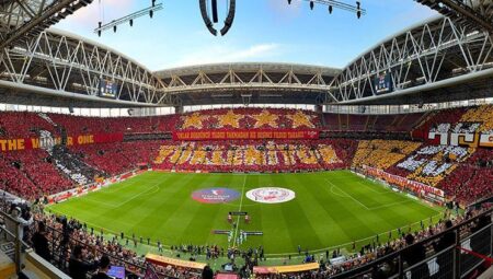 Galatasaray tribünlerinden Jose Mourinho’ya ve Fenerbahçe’ye göndermeli koreografi!
