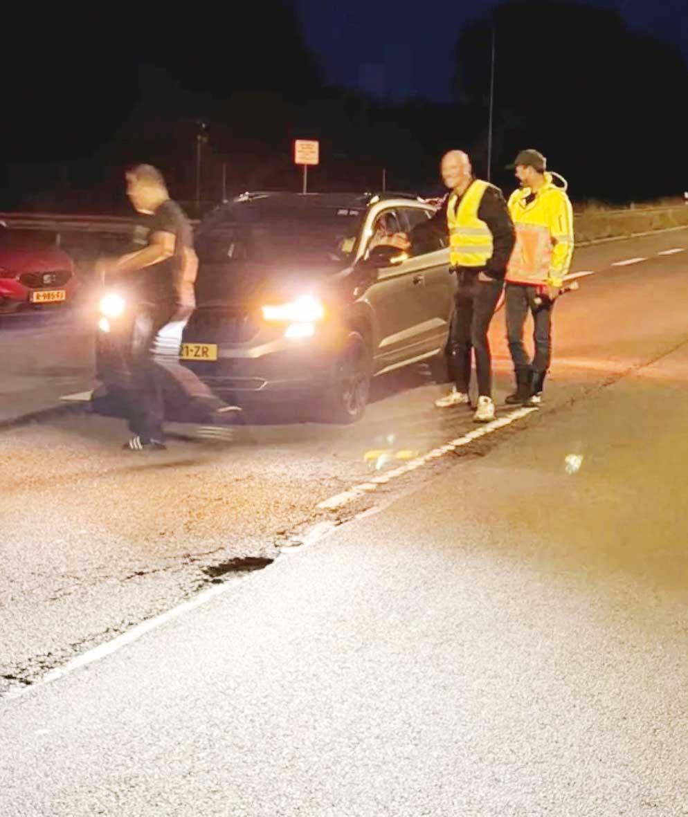 Hollanda’da siviller sonda göçmen aradı