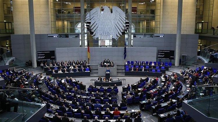 İsrail’i protesto etti: Alman meclisinden zorla çıkarıldı