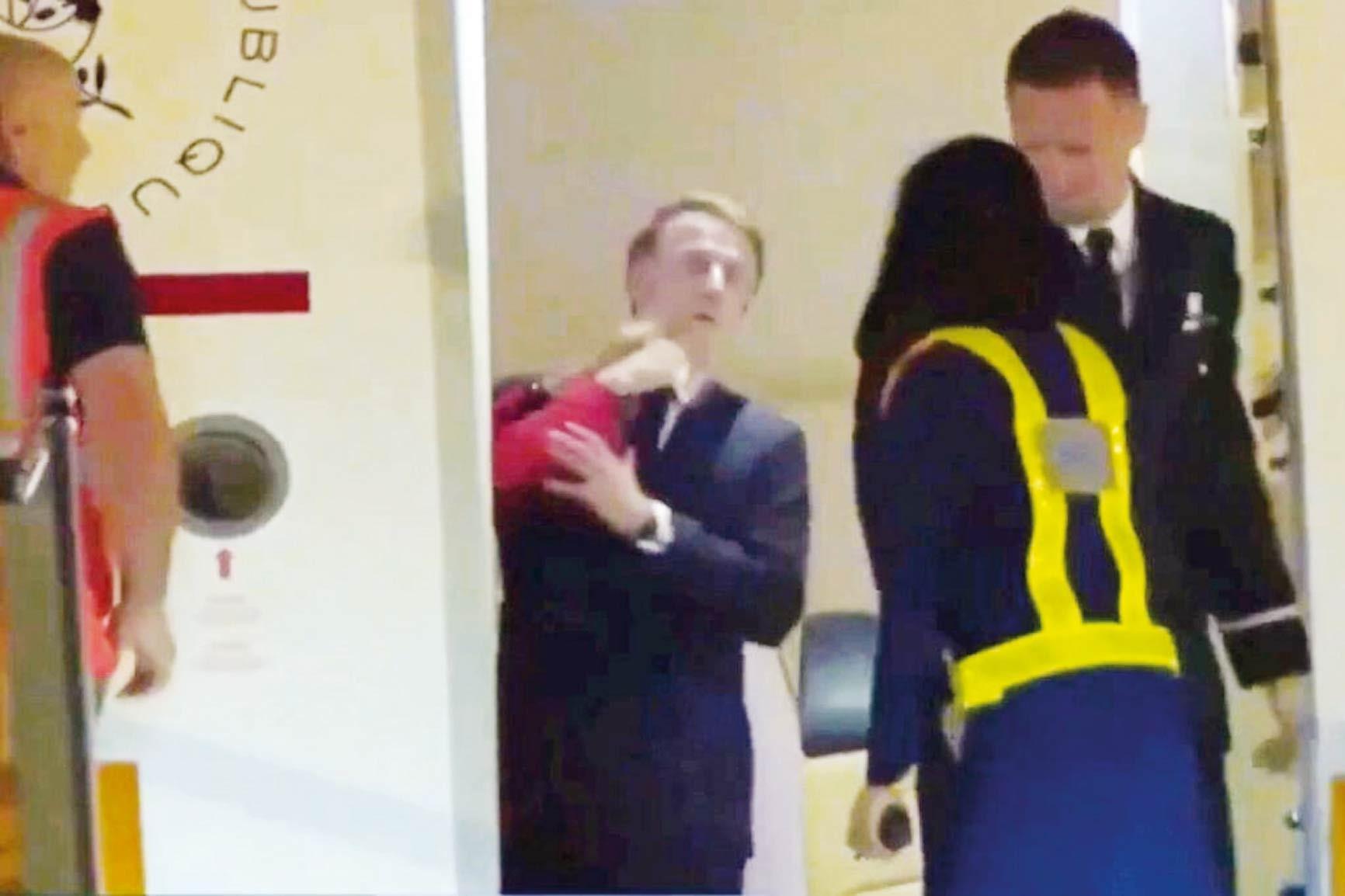 Macron çifti kameraya yakalandı… Tokat mı latife mı