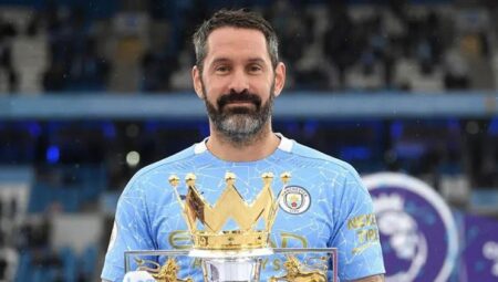 M.City’de 107 dakika forma giyip 12 kupa kazanan Scott Carson ile yollar ayrıldı!