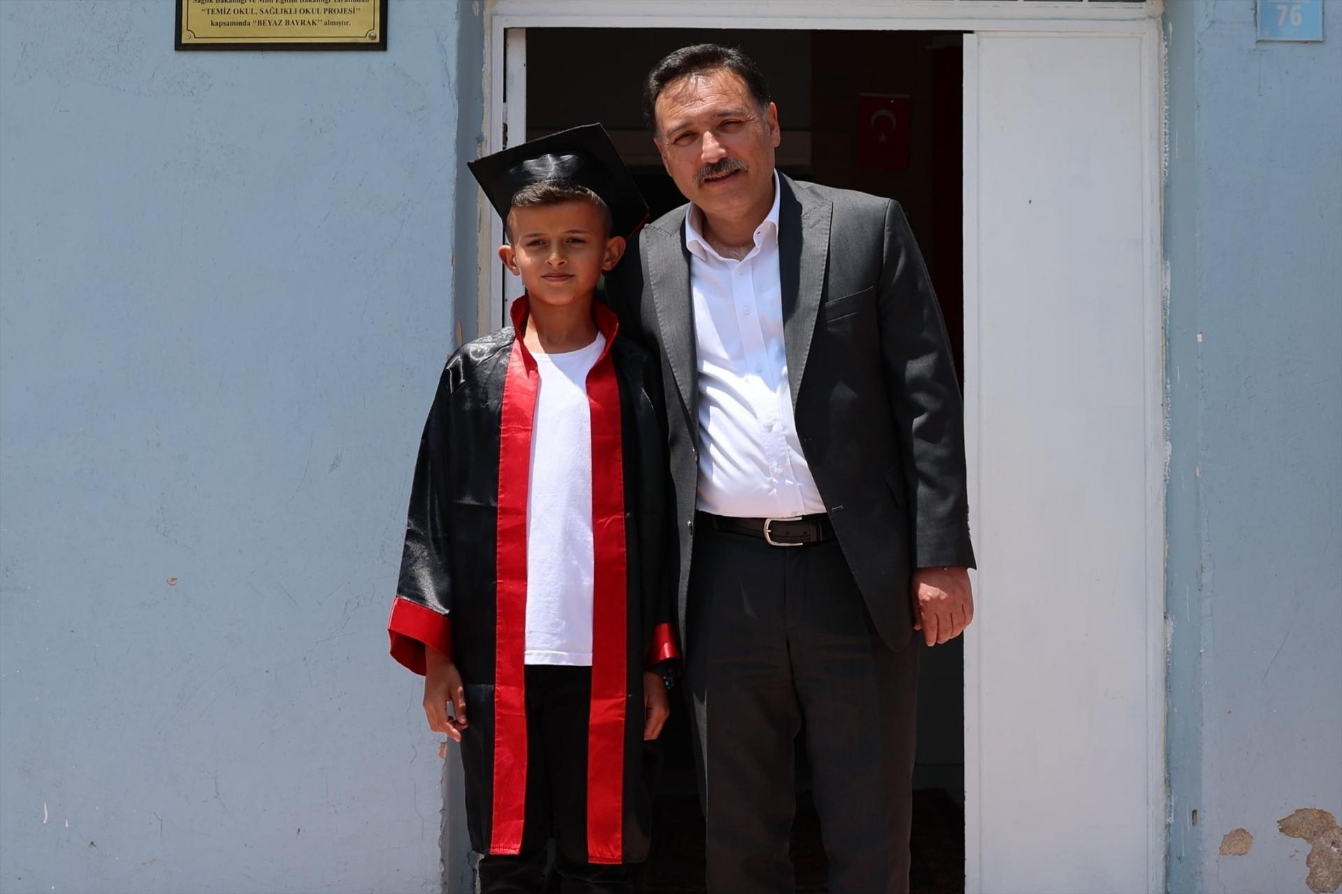 Okulun tek mezununun kep atma merasimine Vali de katıldı