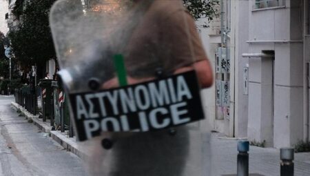 Yunan milletvekilinin konutuna bombalı akın